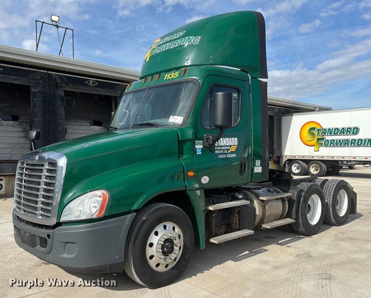 2017 Freightliner Cascadia 125 semi truck - FG1011