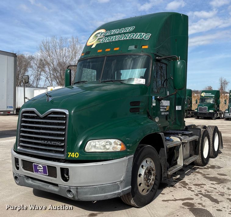 2016 Mack CXU613 semi truck - FG1012