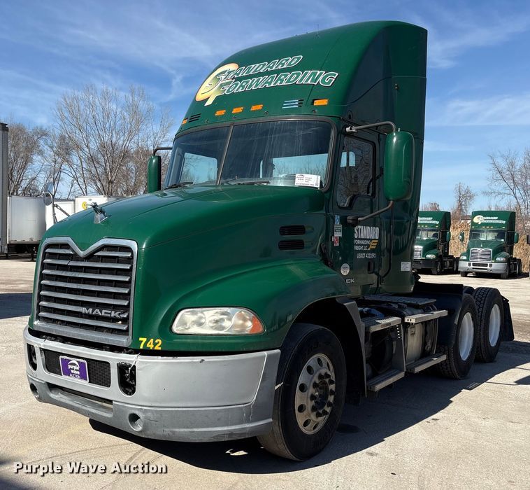 2016 Mack CXU613 semi truck - FG1014