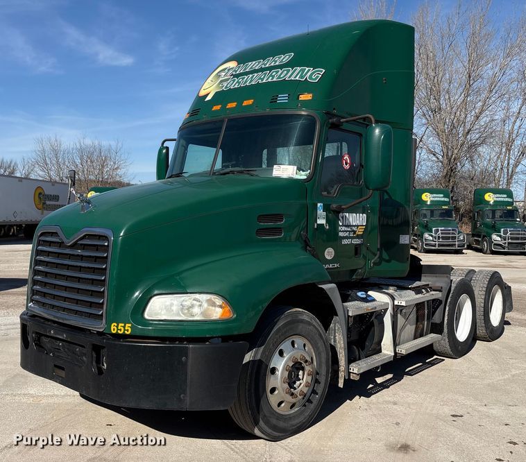 2016 Mack CXU613 semi truck - FG1015