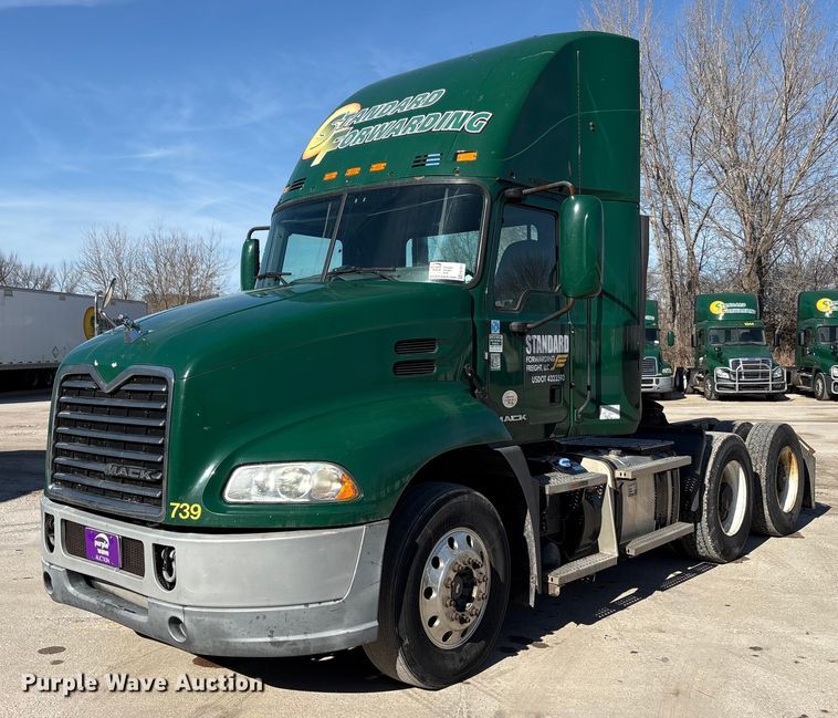 2016 Mack CXU613 semi truck - FG1017