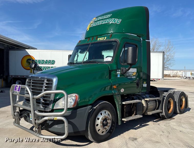 2017 Freightliner Cascadia 125 semi truck - FG1018