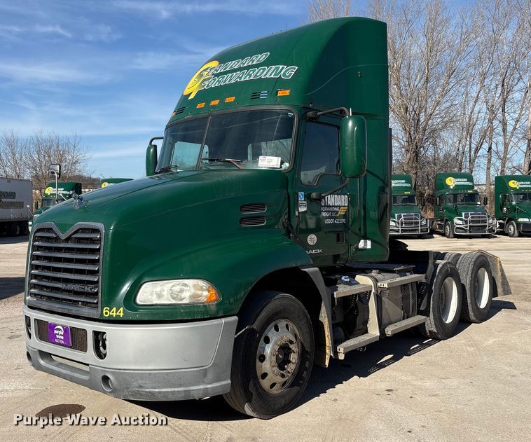 2016 Mack CXU613 semi truck - FG1019