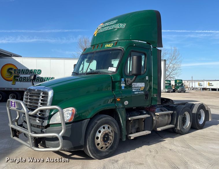 2017 Freightliner Cascadia 125 semi truck - FG1020