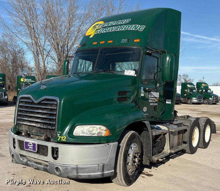 2016 Mack CXU613 semi truck - FG1021