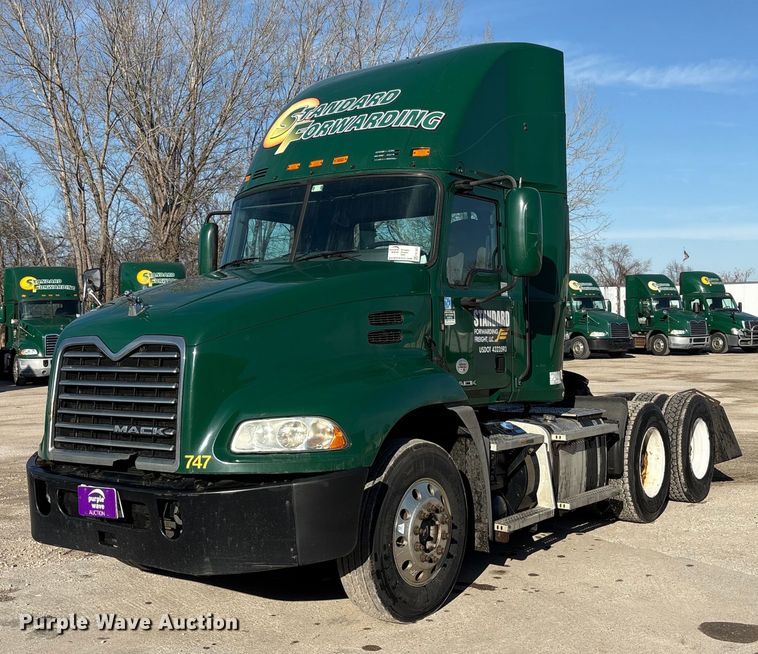 2016 Mack CXU613 semi truck - FG1023