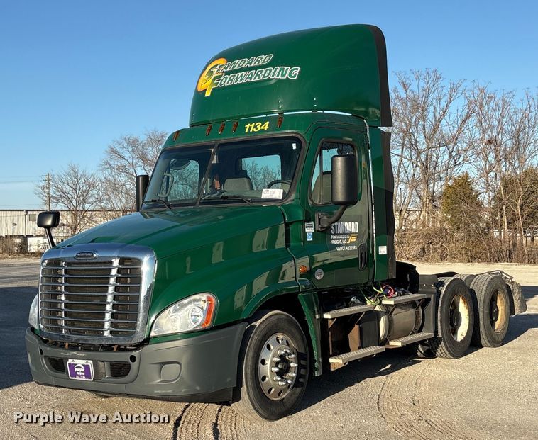 2017 Freightliner Cascadia 125 semi truck - FG1025