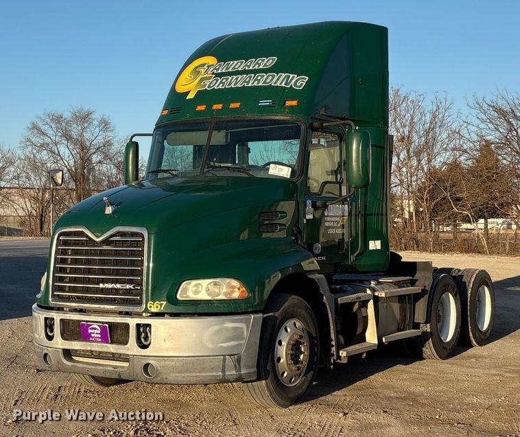 2016 Mack CXU613 semi truck - FG1026
