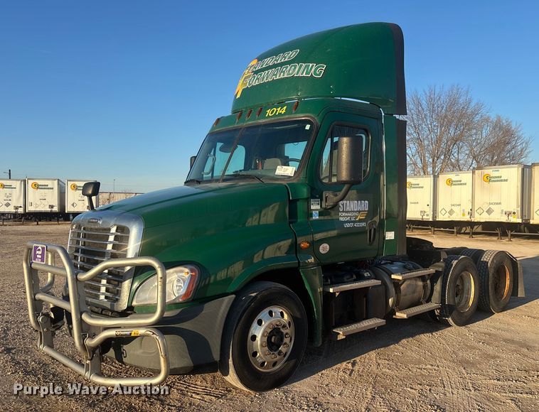 2017 Freightliner Cascadia 125 semi truck - FG1027