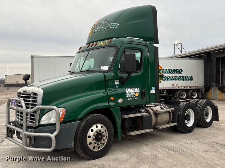 2017 Freightliner Cascadia 125 semi truck - FG1028