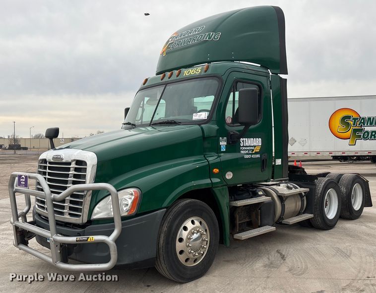 2017 Freightliner Cascadia 125 semi truck - FG1030