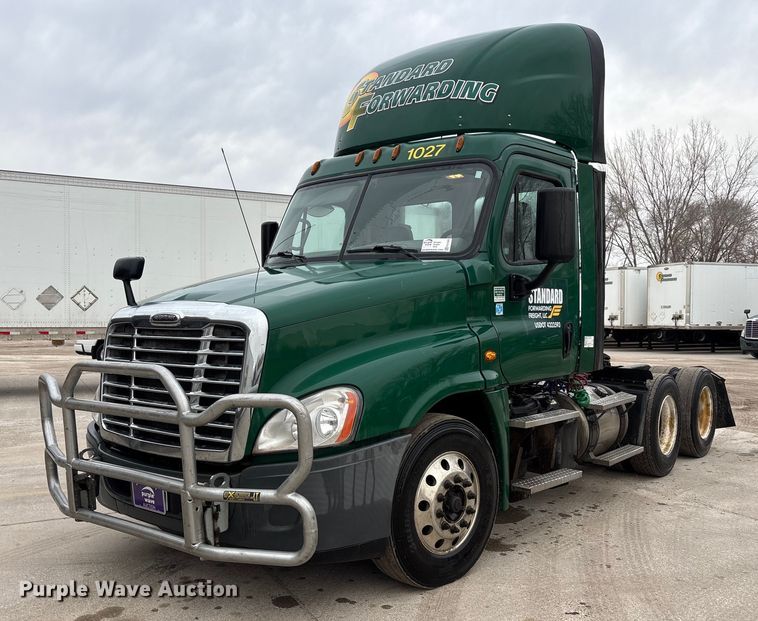 2017 Freightliner Cascadia 125 semi truck - FG1032