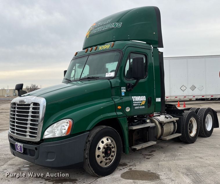 2017 Freightliner Cascadia 125 semi truck - FG1033