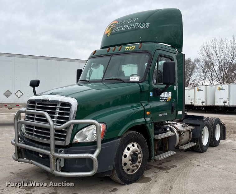 2017 Freightliner Cascadia 125 semi truck - FG1034
