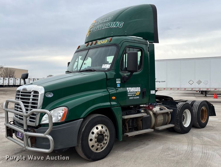 2017 Freightliner Cascadia 125 semi truck - FG1035