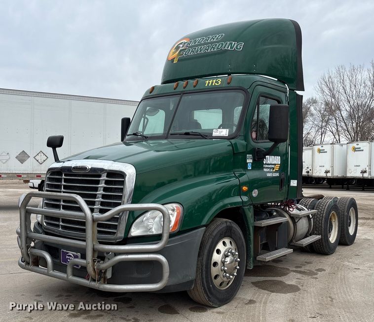 2017 Freightliner Cascadia 125 semi truck - FG1036