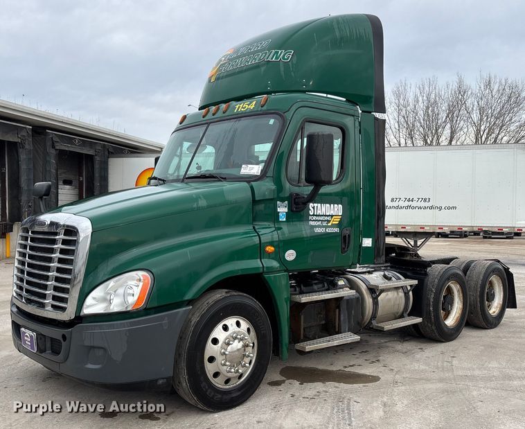 2017 Freightliner Cascadia 125 semi truck - FG1037