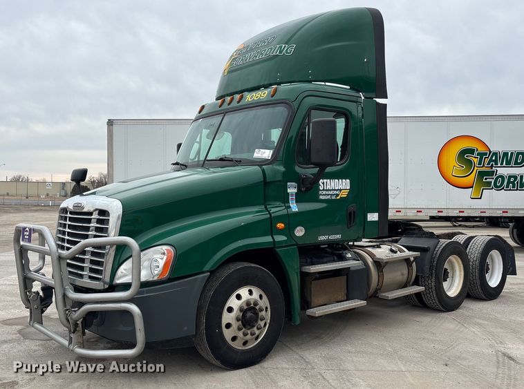 2017 Freightliner Cascadia 125 semi truck - FG1038
