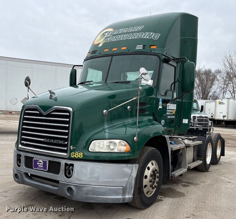 2016 Mack CXU613 semi truck - FG1039