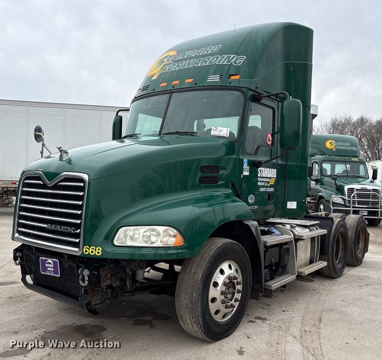 2016 Mack CXU613 semi truck - FG1041