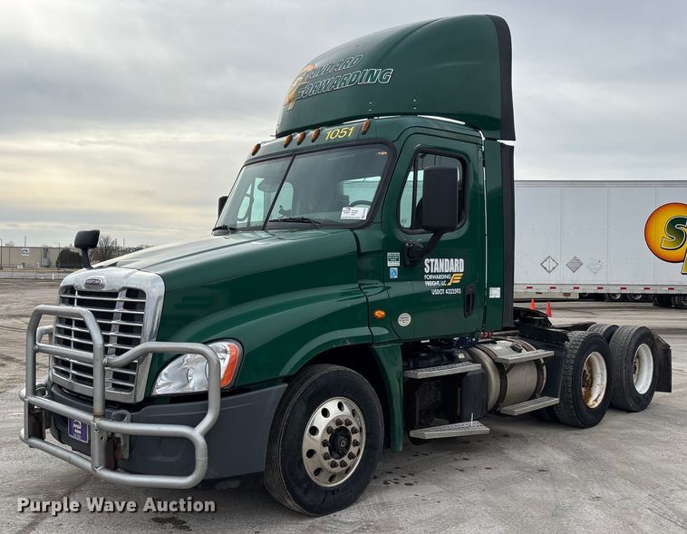2017 Freightliner Cascadia 125 semi truck - FG1042