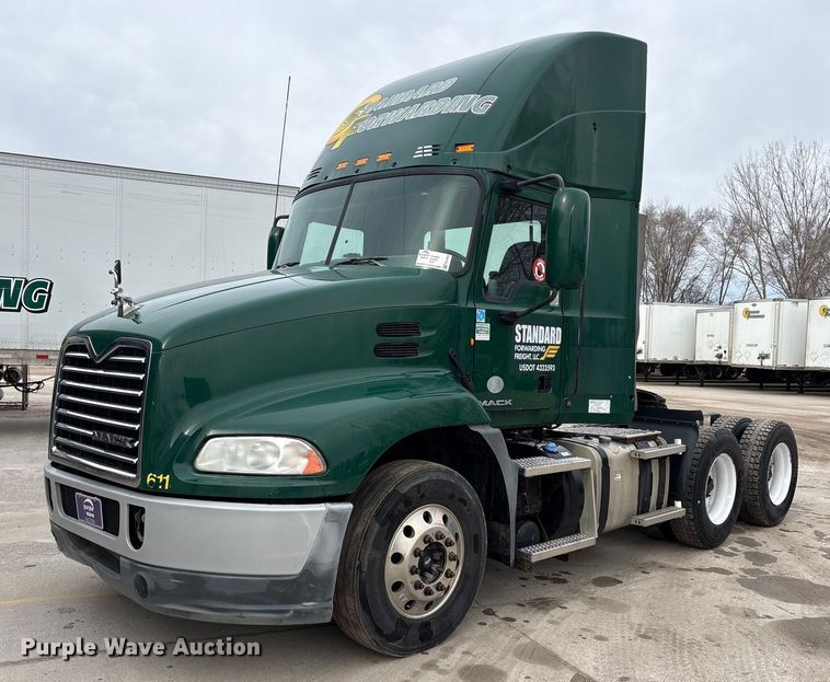 2013 Mack CXU613 semi truck - FG1043