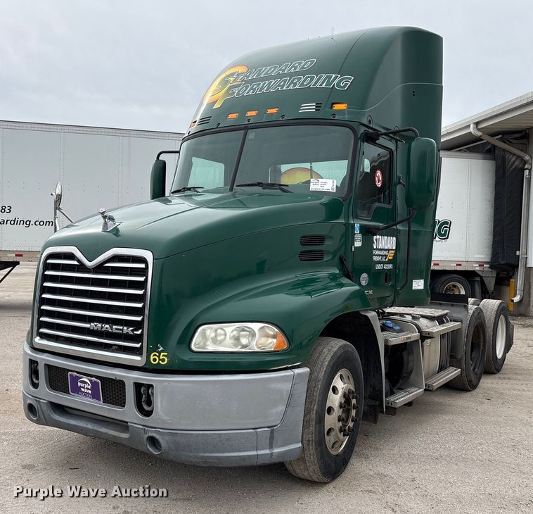 2016 Mack CXU613 semi truck - FG1044