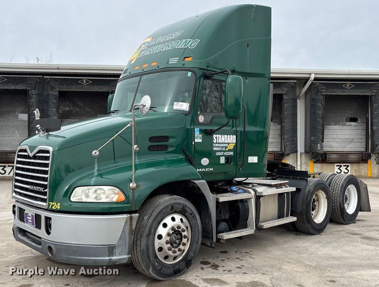 2016 Mack CXU613 semi truck - FG1045