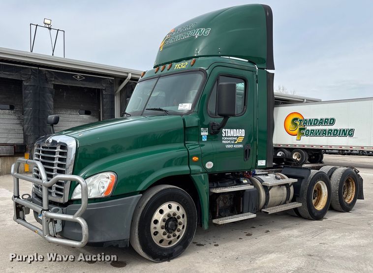 2017 Freightliner Cascadia 125 semi truck - FG1046