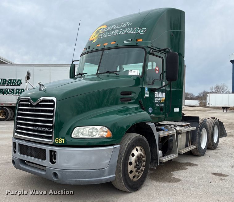 2016 Mack CXU613 semi truck - FG1048