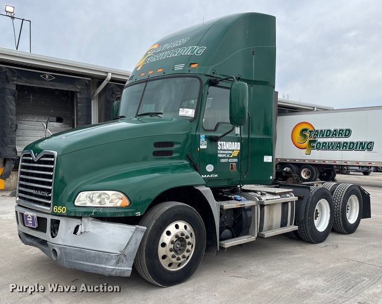 2016 Mack CXU613 semi truck - FG1050