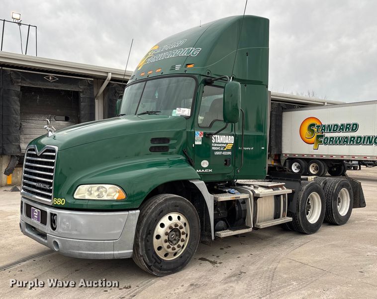 2016 Mack CXU613 semi truck - FG1053