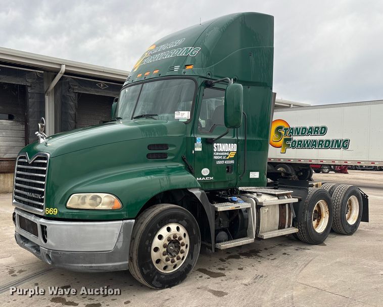 2016 Mack CXU613 semi truck - FG1055