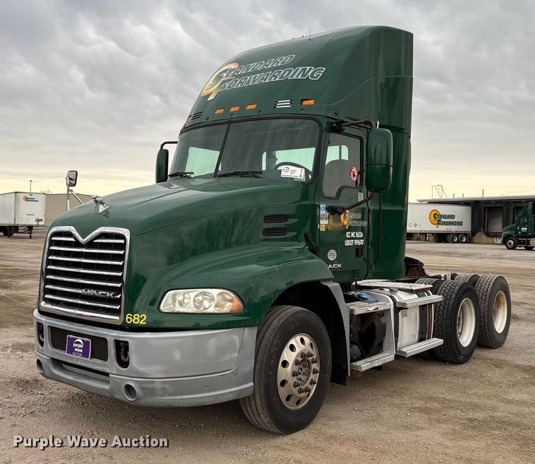 2016 Mack CXU613 semi truck - FG1056