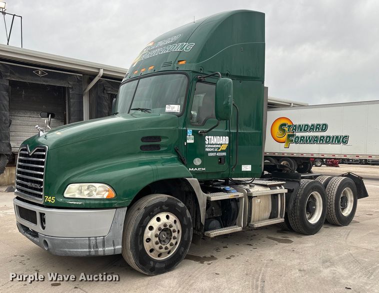 2016 Mack CXU613 semi truck - FG1057