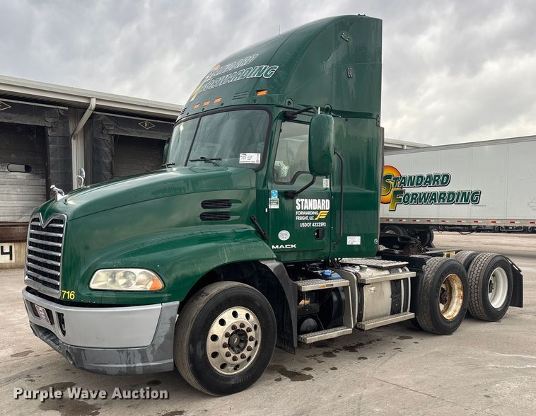 2016 Mack CXU613 semi truck - FG1058