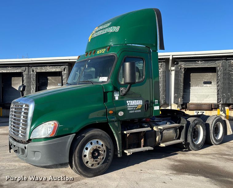 2017 Freightliner Cascadia 125 semi truck - FG1067