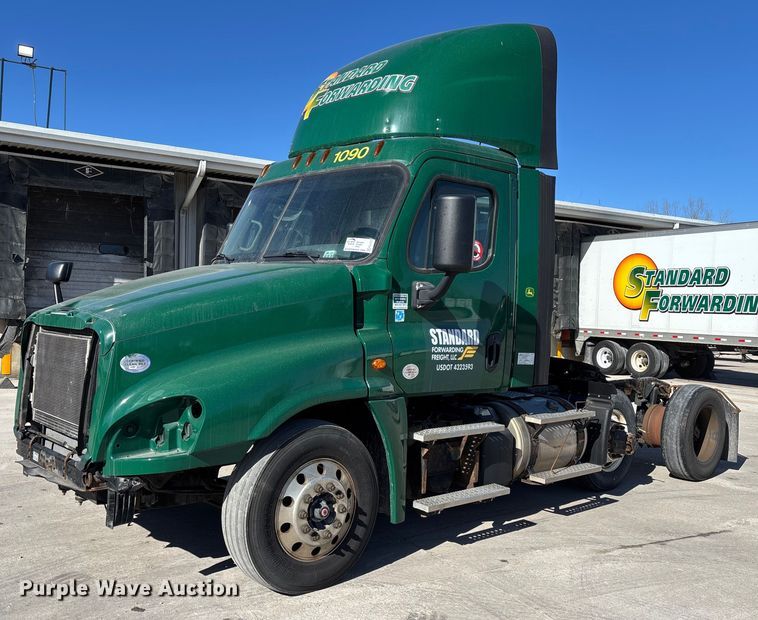 2017 Freightliner Cascadia 125 semi truck - FG1072