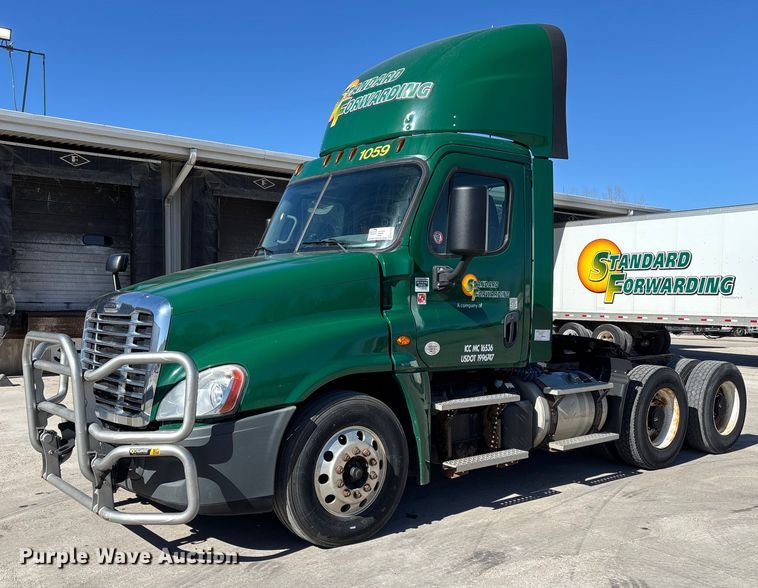 2017 Freightliner Cascadia 125 semi truck - FG1078