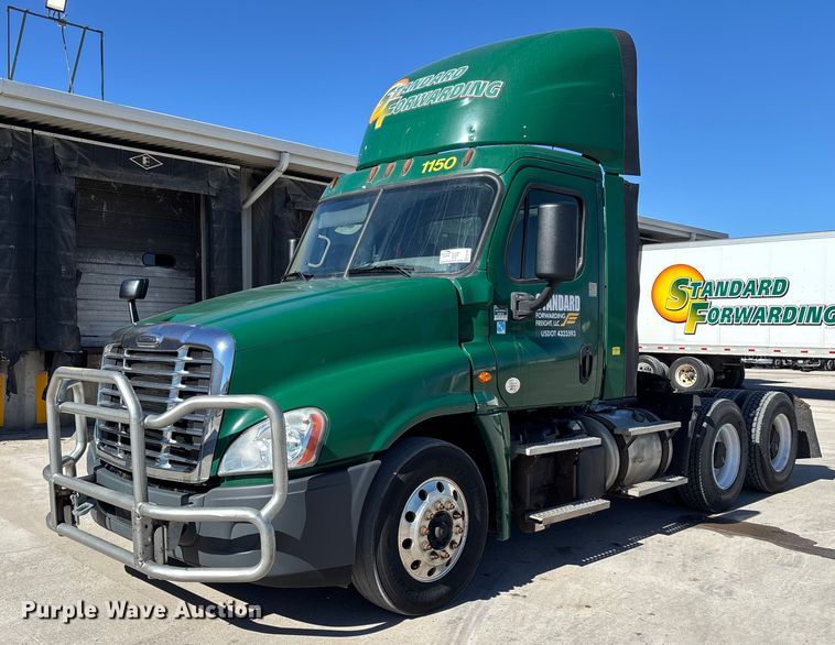 2017 Freightliner Cascadia 125 semi truck - FG1079