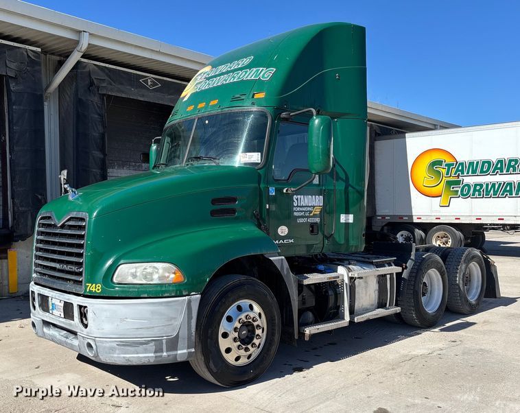 2016 Mack CXU613 semi truck - FG1080