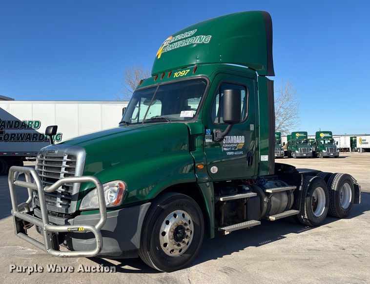2017 Freightliner Cascadia 125 semi truck - FG1088