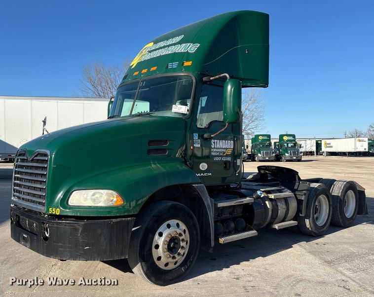 2013 Mack CXU613 semi truck - FG1089