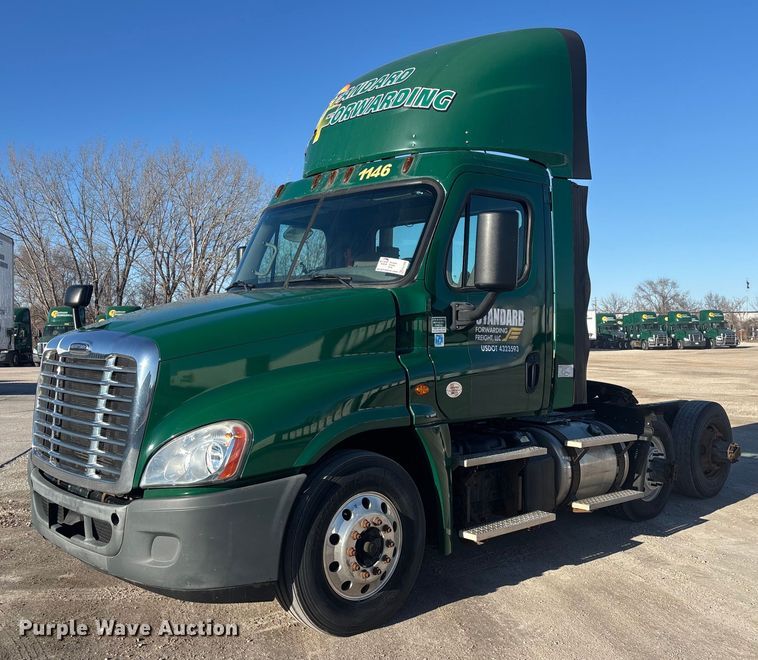 2017 Freightliner Cascadia 125 semi truck - FG1090
