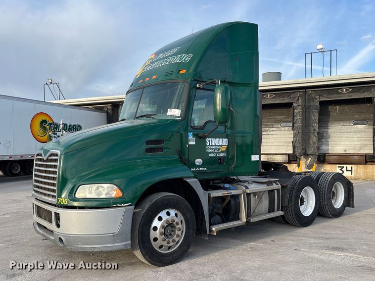 2016 Mack CXU613 semi truck - FG1092
