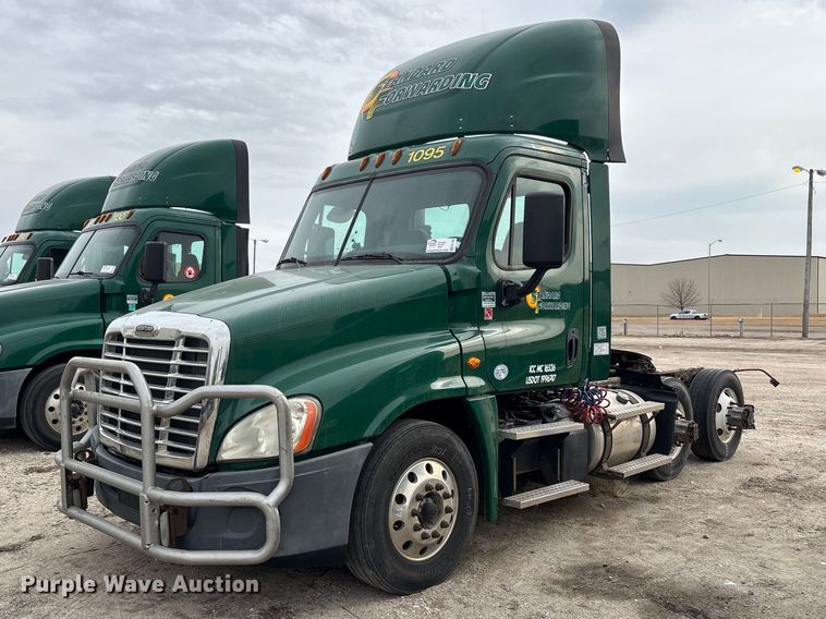 2017 Freightliner Cascadia 125 semi truck - FG1099