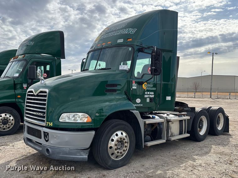 2016 Mack CXU613 semi truck - FG1100