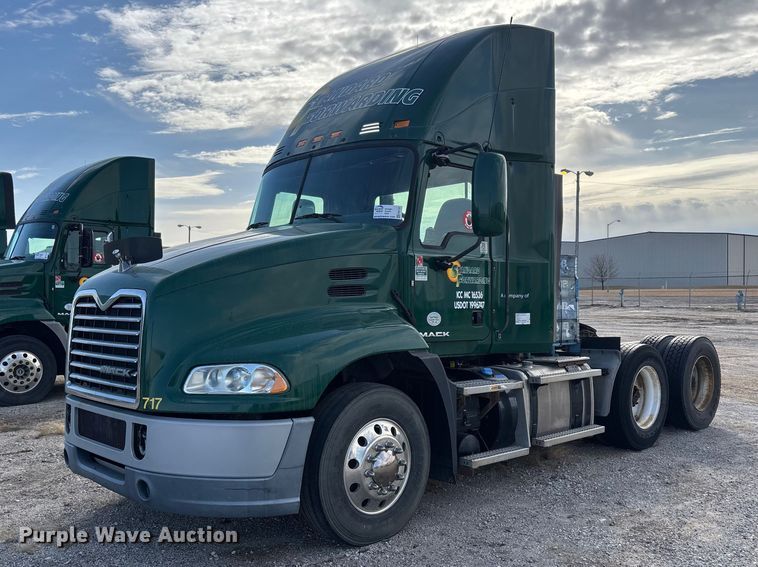 2016 Mack CXU613 semi truck - FG1101