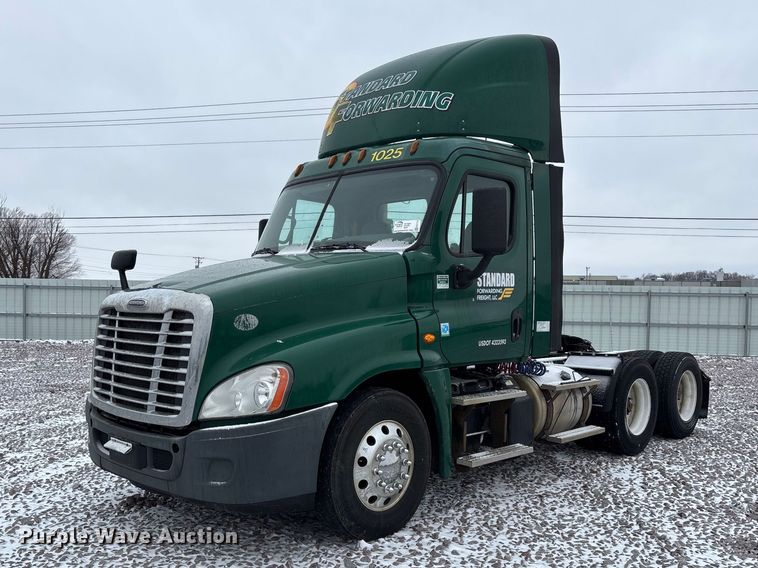 2017 Freightliner Cascadia 125 semi truck - FG1112