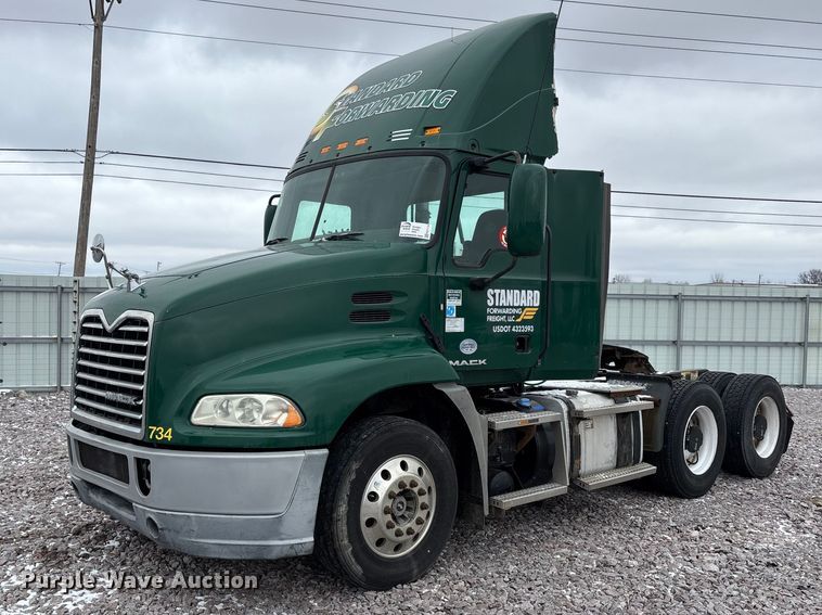 2016 Mack CXU613 semi truck - FG1113